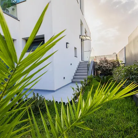 Helena Pearl Penzion Caniço