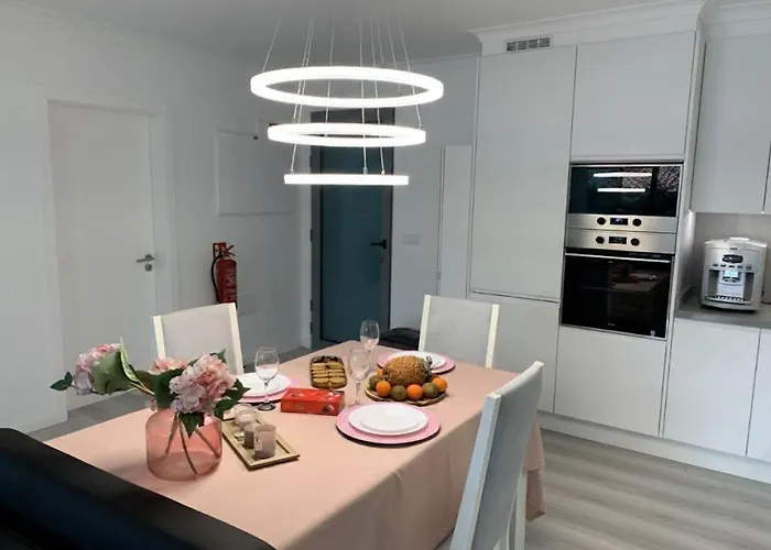 Helena Pearl Caniço