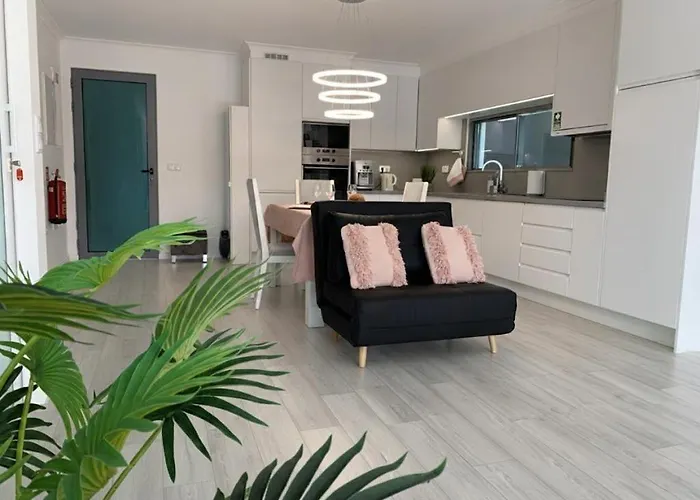 Helena Pearl Caniço