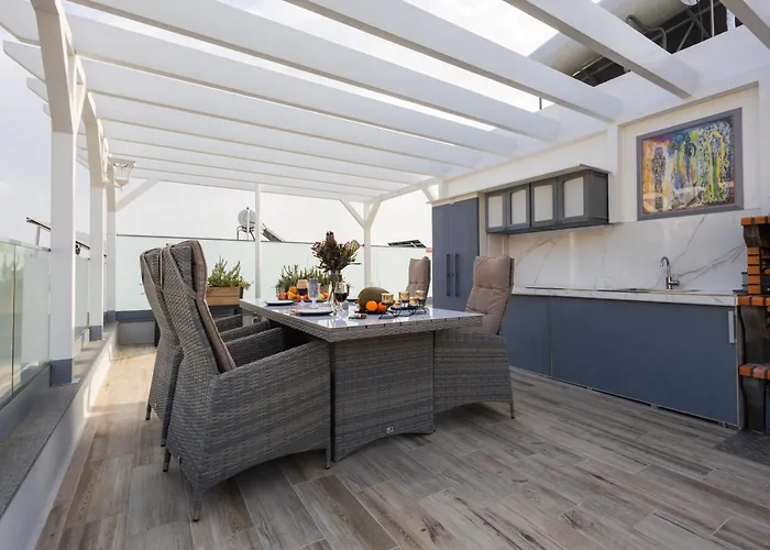 Helena Pearl Caniço